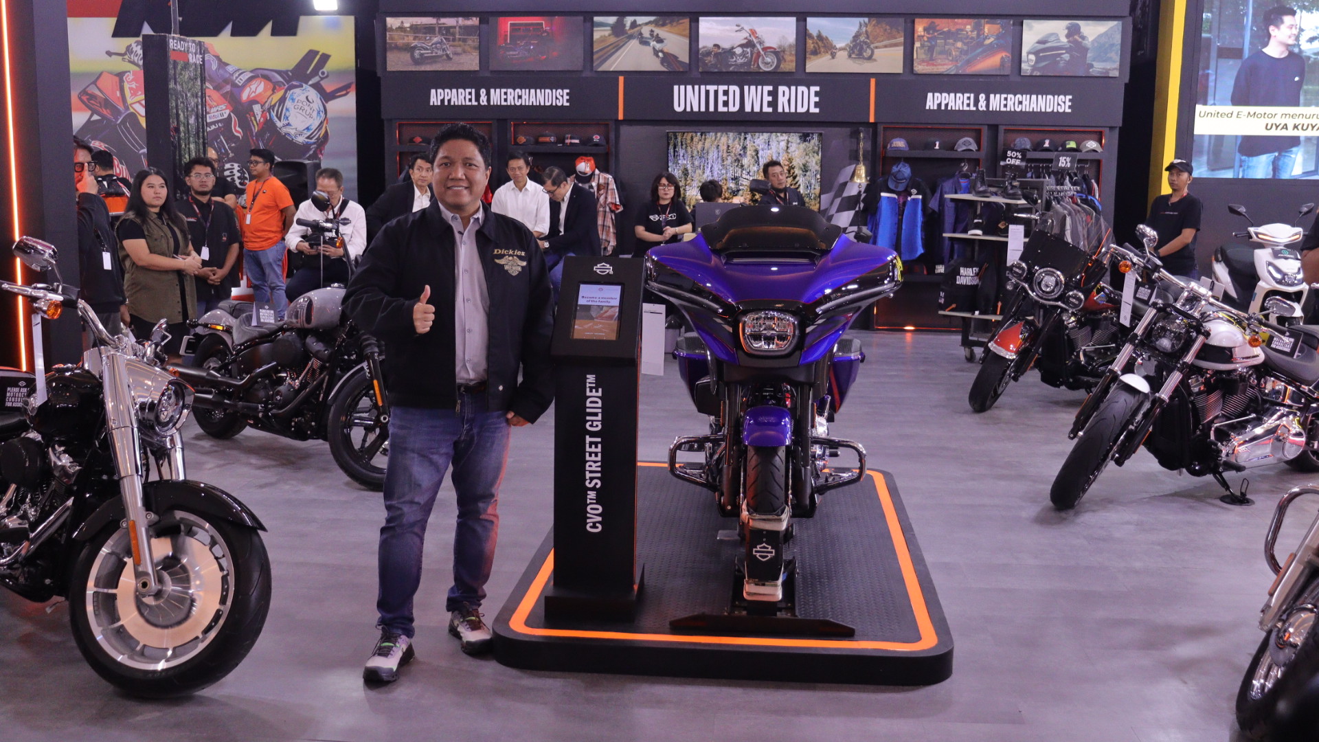 Spesifikasi Harley-Davidson CVO Street Glide Blue Streak Spesifikasi Harley-Davidson CVO Street Glide Blue Streak