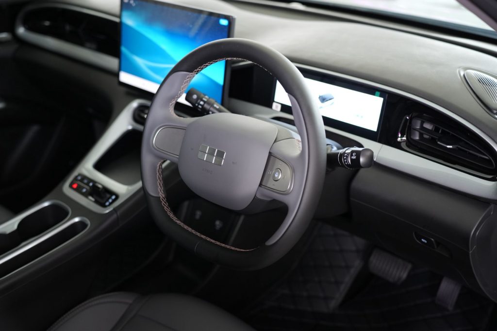 Geely EX2 Diuji di Beragam Medan Jalan Melintasi Rute Jakarta–Cibodas Foto 12 Kabin Geely EX2 dilengkapi Flyme Auto 146 inci dengan konektivitas pintar untuk kenyamanan dan kemudahan berkendara