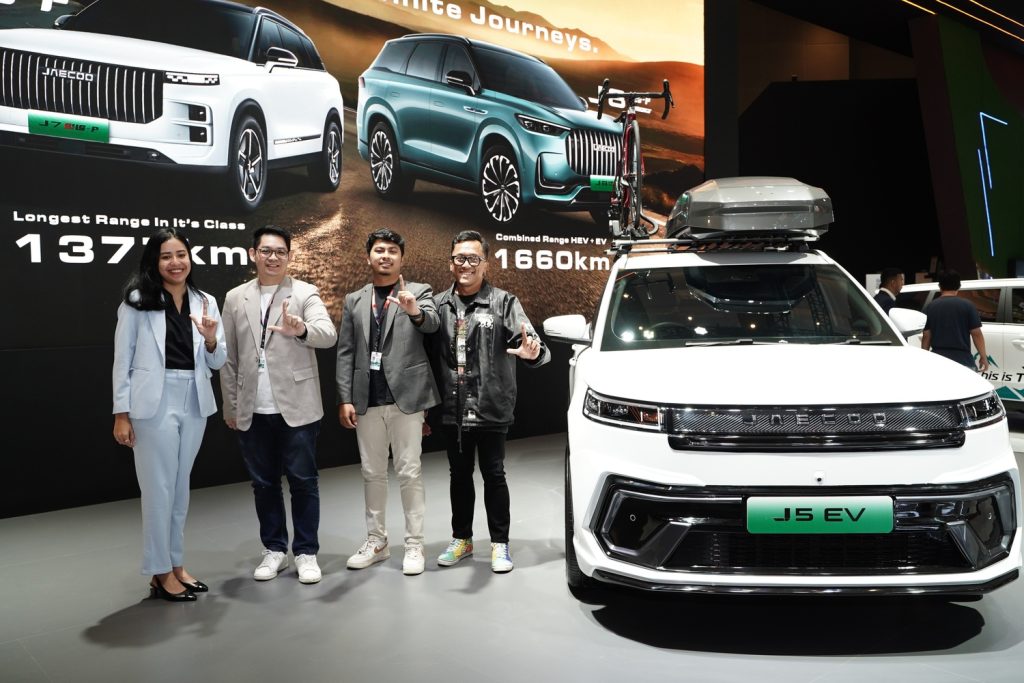 JAECOO Dorong Model Hybrid Unggulannya Jadi Moda Untuk Mudik Lebaran 2026 Foto 3 Sesi foto bersama Ki Ka Public Relation Supervisor JAECOO Indonesia Nikitamara Head of Product JAECOO Indonesia Ryan Ferdiean Head of Aftersales JAECOO Indonesia Bayu Agus Mustofa Head