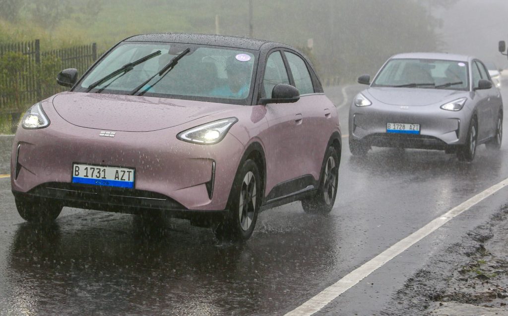 Geely EX2 Diuji di Beragam Medan Jalan Melintasi Rute Jakarta–Cibodas Foto 4 Geely EX2 hadir dengan 12 fitur ADAS memberikan rasa percaya diri dan keamanan di berbagai kondisi jalan