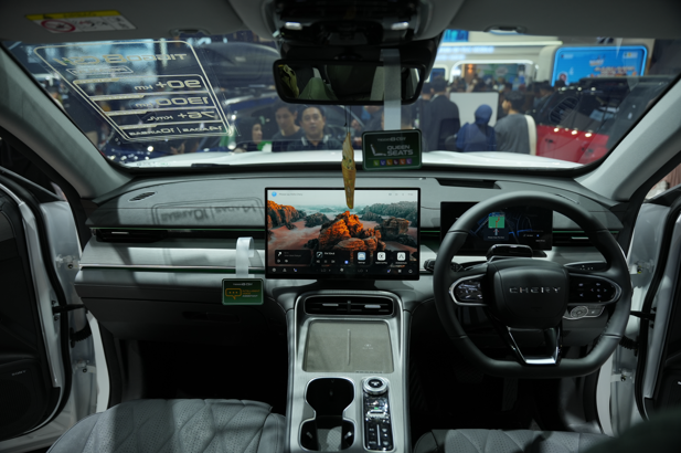 Chery TIGGO 8 CSH Setia Jadi SUV Keluarga dengan Perlindungan Menyeluruh Foto 5 Teknologi pada Chery TIGGO 8 CSH menghadirkan pengalaman berkendara yang intuitif melalui layar digital 15.6 inch dan Augmented Reality Head Up Display AR HUD