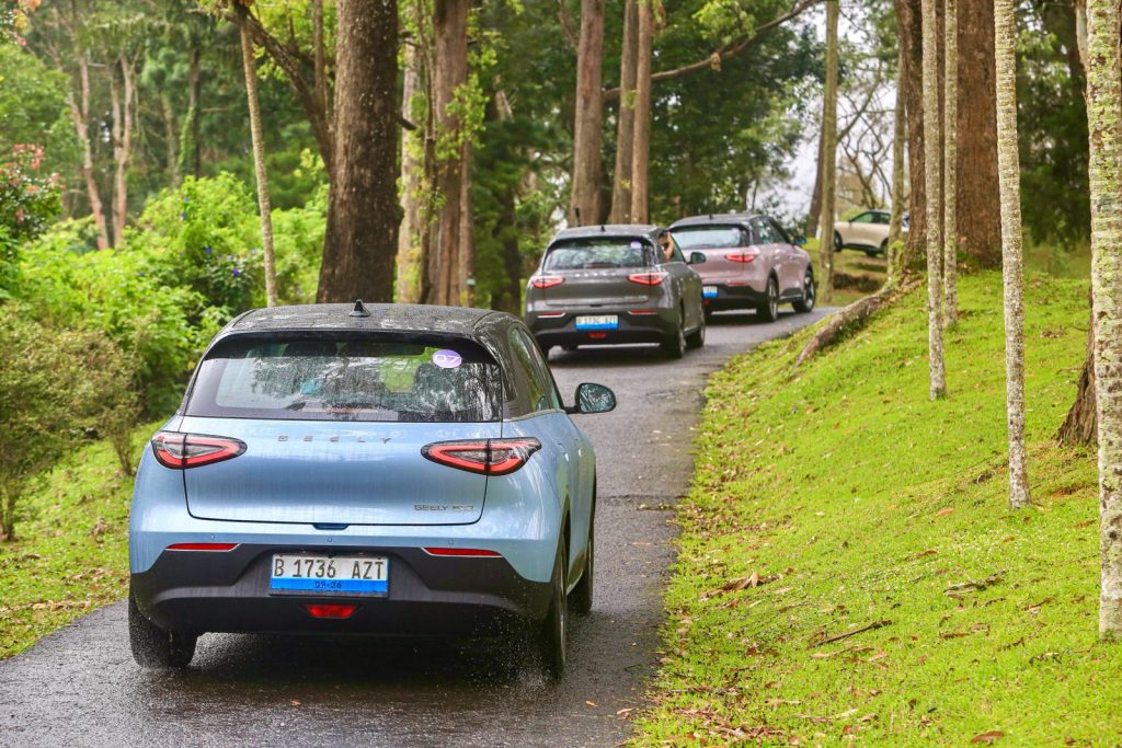 Geely EX2 Diuji di Beragam Medan Jalan Melintasi Rute Jakarta–Cibodas Foto 7 Menaklukkan rute menantang menuju Kebun Raya Cibodas Geely EX2 tampil tangguh dan responsif