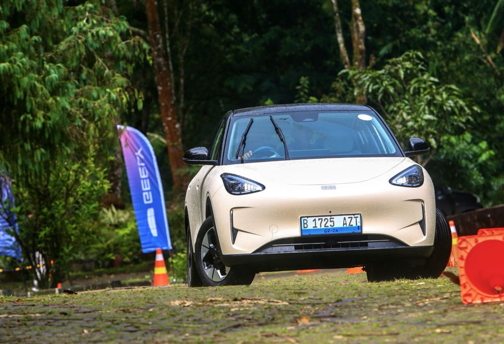 Geely EX2 Diuji di Beragam Medan Jalan Melintasi Rute Jakarta–Cibodas Foto 9 Dengan radius putar hanya 495 meter Geely EX2 lincah bermanuver di padatnya lalu lintas perkotaan