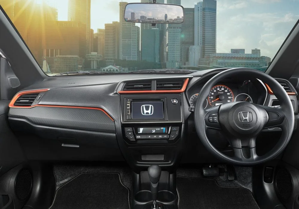 Update Harga Brio RS 2026 Baru & Bekas, Lengkap dengan Spesifikasi! Honda Brio interior - Moladin