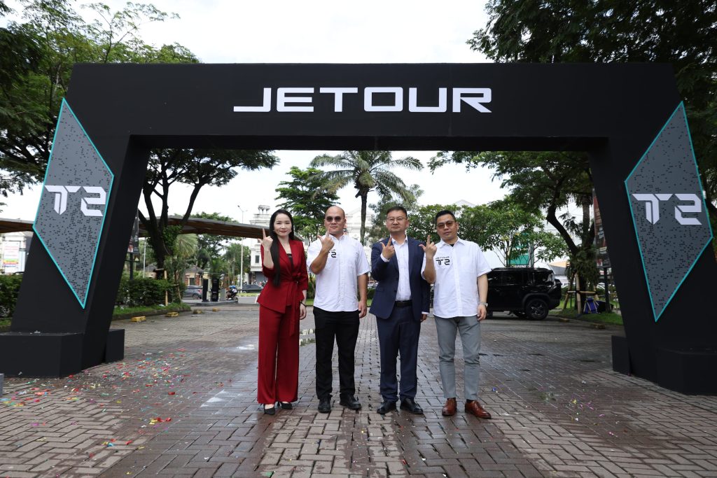 JETOUR T2 Resmi Diserahkan kepada Konsumen di Indonesia Jajaran Direksi PT JETOUR Sales Indonesia Berfoto di Acara Pelepasan Unit JETOUR T2 2