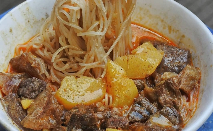 12 Kuliner Glodok Viral 2026 dan Halal, Wajib Masuk Wishlist! Kari Lam kuliner Glodok - Moladin