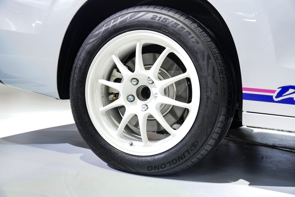 Pada sektor kaki kaki Wuling Darion ini menggunakan velg Enkei ES Tarmac berdiameter 17 inci dengan lebar 8 inci