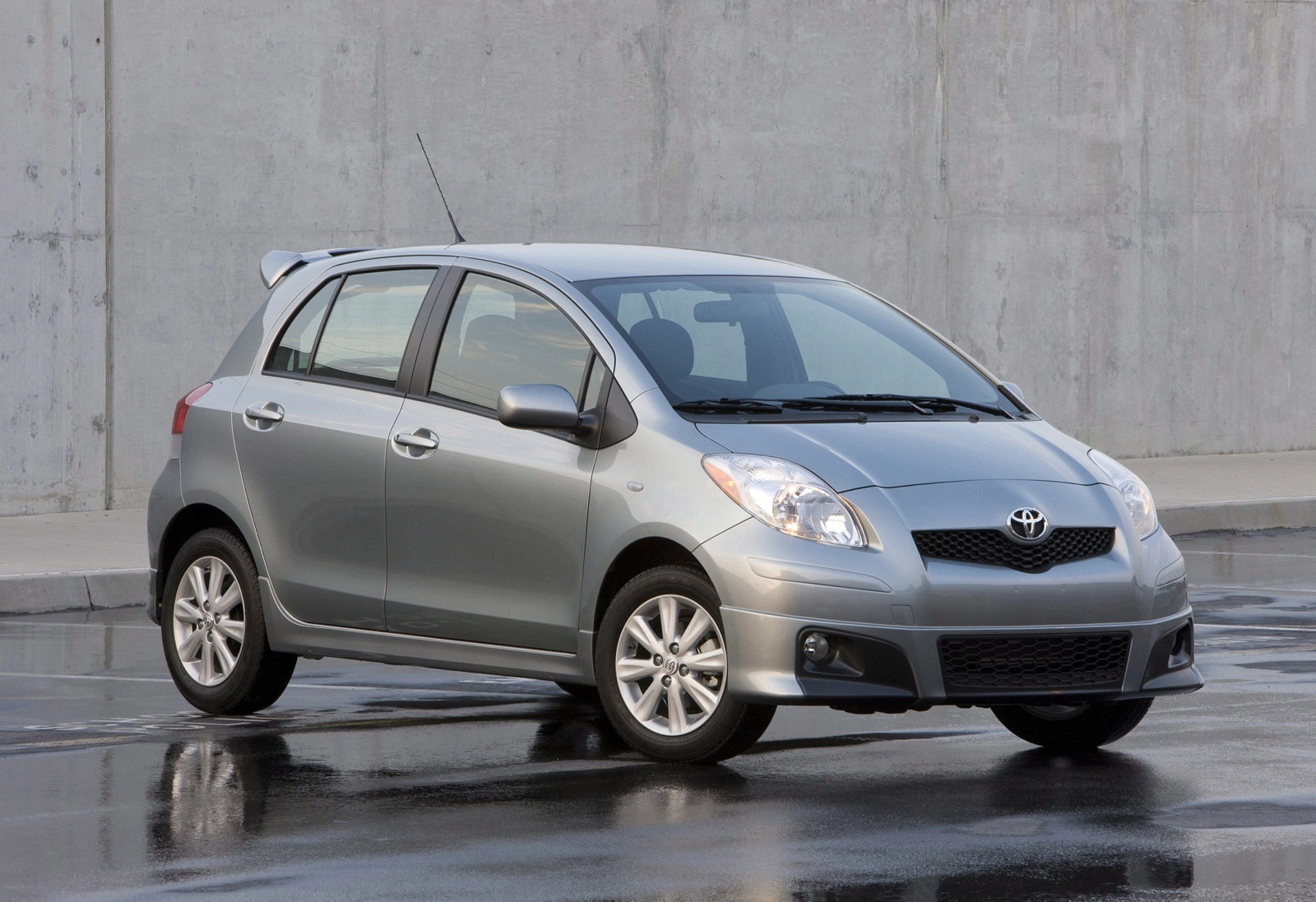 Perbandingan Yaris Bakpao dan Jazz GE8 Bekas, Worth It Mana? harga Toyota Yaris 2010 - Moladin