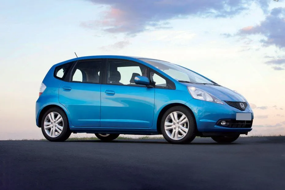 Review Honda Jazz GE8, Rival Toyota Yaris Bakpao yang Masih Diburu kelebihan dan kekurangan Honda Jazz GE8 - Moladin