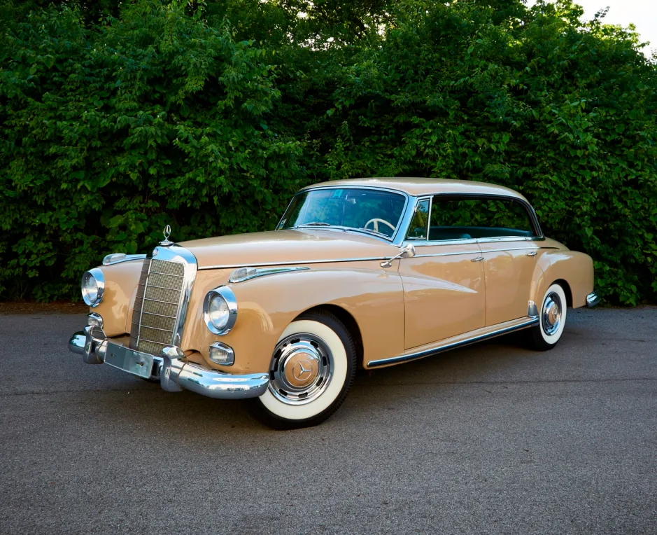 mobil klasik di IIMS 2026 - Moladin