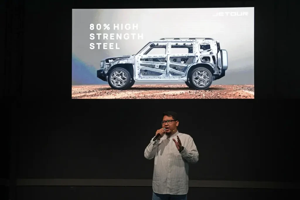 Moch Ranggy Radiansyah selaku Marketing Director PT JETOUR Sales Indonesia mendemonstrasikan kekuatan struktur JETOUR T2