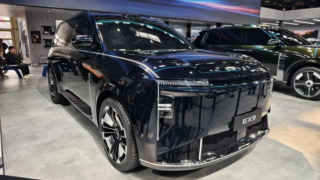Chery Exeed EX9 meluncur - Moladin