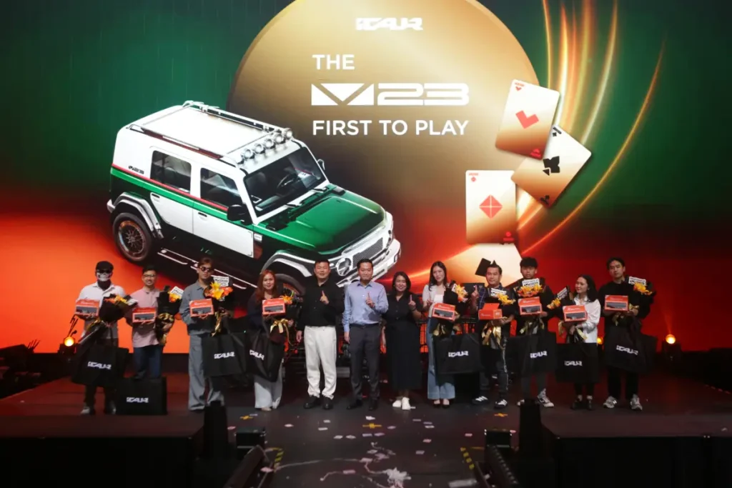 Foto 1. iCAR Indonesia hari ini secara resmi menyerahkan unit V23 Pro Plus Collector Series kepada para customer yang telah melakukan pemesanan awal pada ajang IIMS 2026