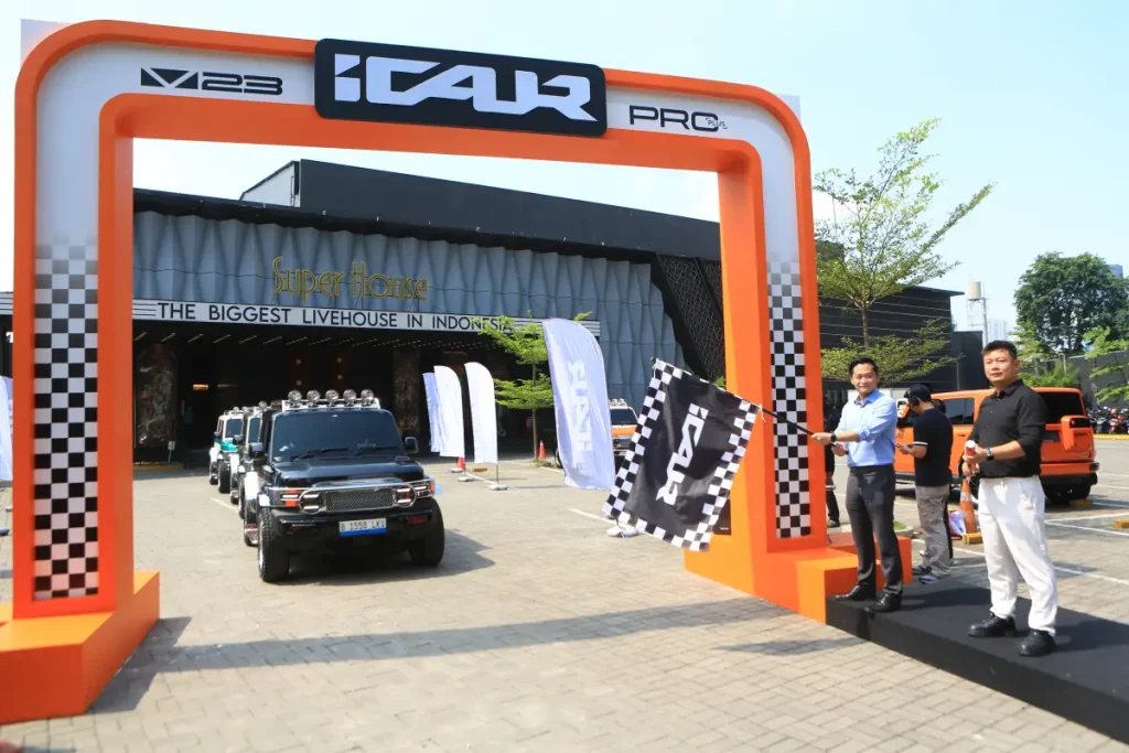 Foto 2. Flag off secara simbolis menandai resminya penyerahan unit iCAR V23 Pro Plus Collector Series kepada para V23 Initial Pioneer 1