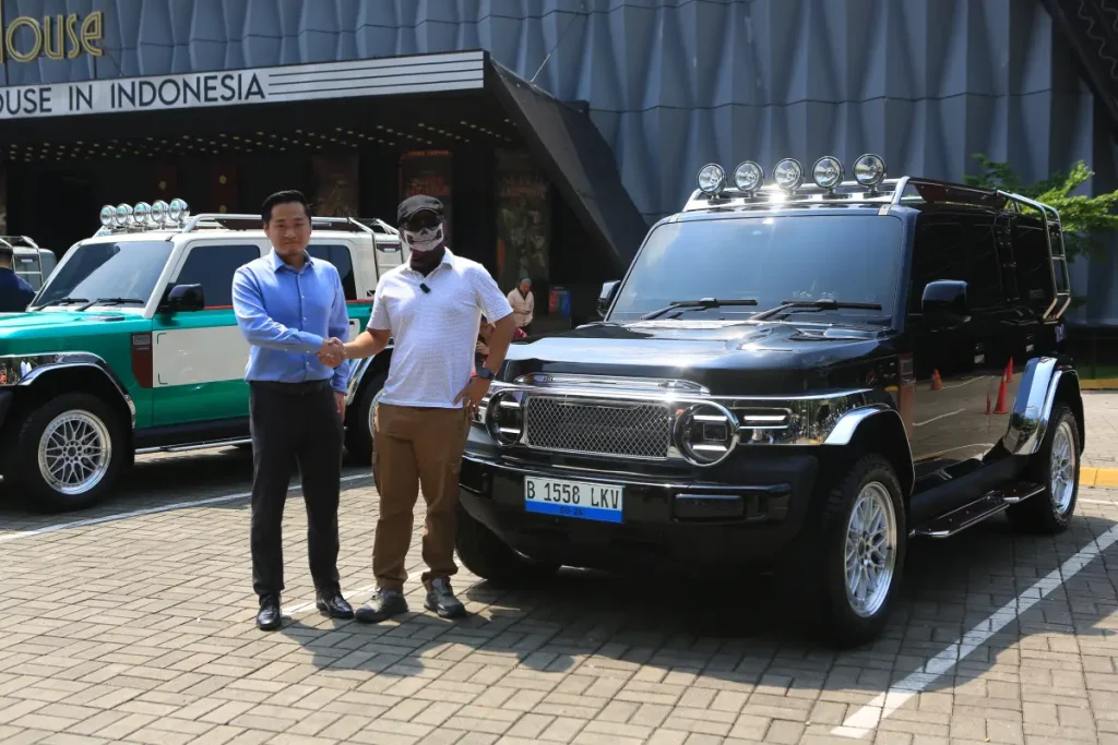 Foto 5. Handover unit kepada Om Mobi sebagai salah satu dari V23 Initial Pioneer pemilik pertama iCAR V23 Pro Plus Collector Series