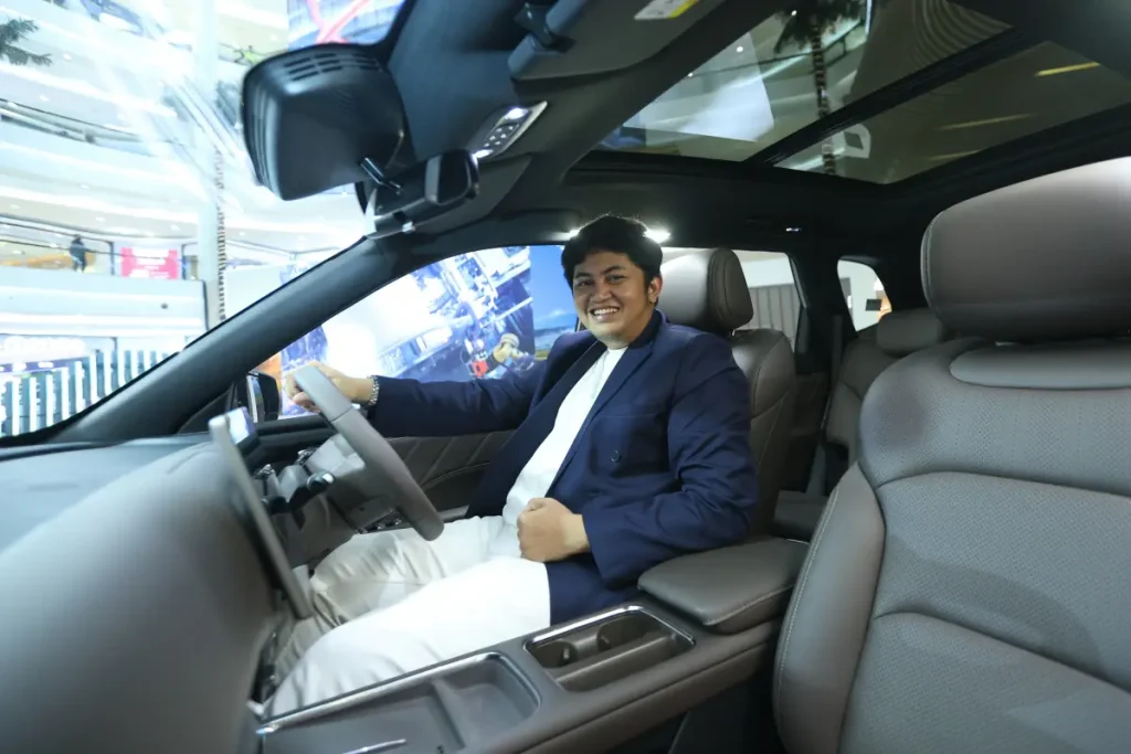 Wuling Eksion yang mengusung semangat Exploring Family Journeys hadir sebagai SUV 7 seater pertama di Indonesia yang dilengkapi dengan pilihan teknologi EV dan Plug in Hybrid