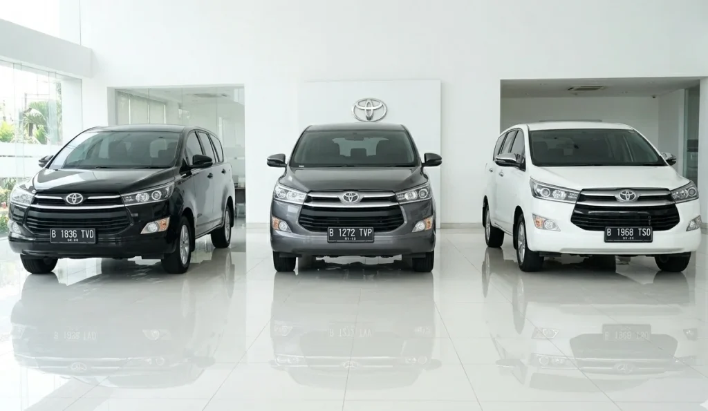 perbedaan mobil Innova Reborn 2016 - Moladin