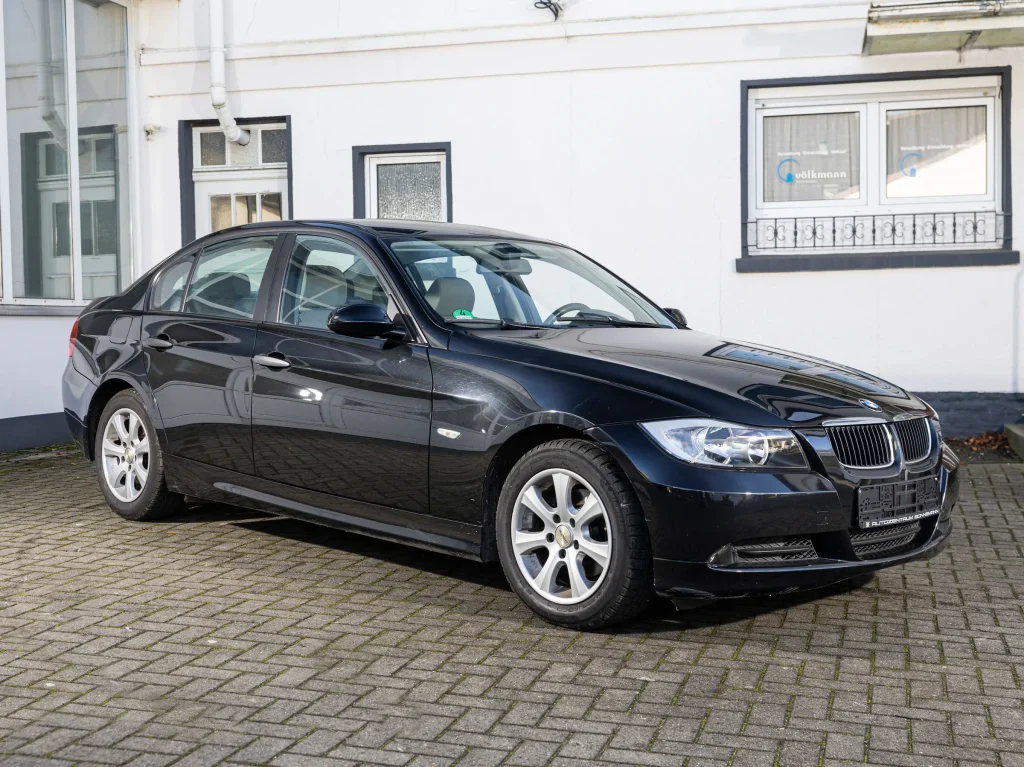 8 Mobil Bekas Kelas Menengah Harga Rp100 Jutaan, Nyaman Buat Harian! BMW 320i E90 mobil bekas kelas menengah - Moladin