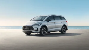 BYD M6 DM Resmi Diperkenalkan, Bisa Jalan Pakai Listrik dan Bensin!