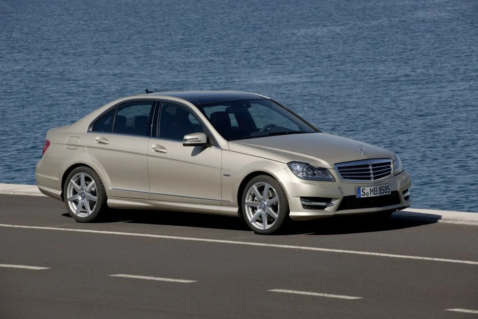 8 Mobil Bekas Kelas Menengah Harga Rp100 Jutaan, Nyaman Buat Harian! Mercedes-Benz C200 Kompressor W204 mobil bekas kelas menengah - Moladin