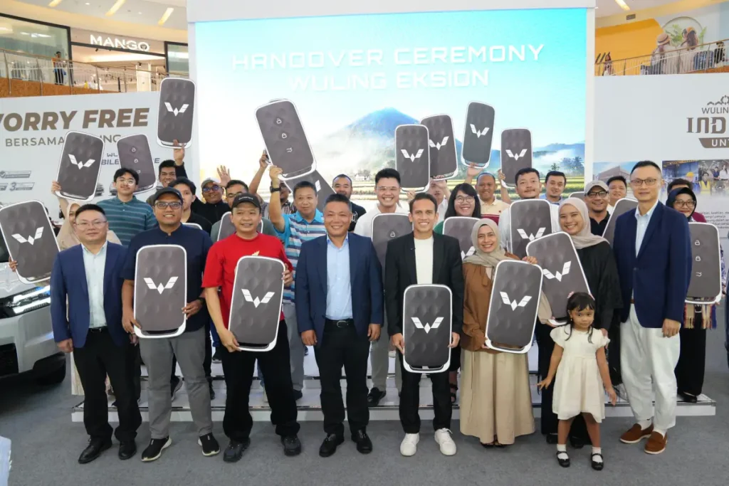 Wuling Eksion Resmi Dikirim ke Konsumen, Pemesanan Tembus Lebih dari 1.000 SPK Sebanyak 25 konsumen berpartisipasi dan menjadi penanda dimulainya penyerahan unit Eksion kepada konsumen di Indonesia dalam acara Handover Ceremony Wuling Eksion