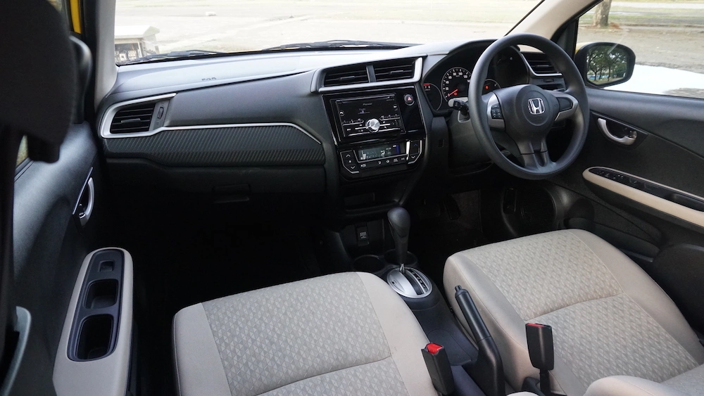 Mobil Bekas Brio 2018 Masih Layak Dibeli? Segini Harga Bekas dan Kelebihannya! interior brio 2018 - Moladin