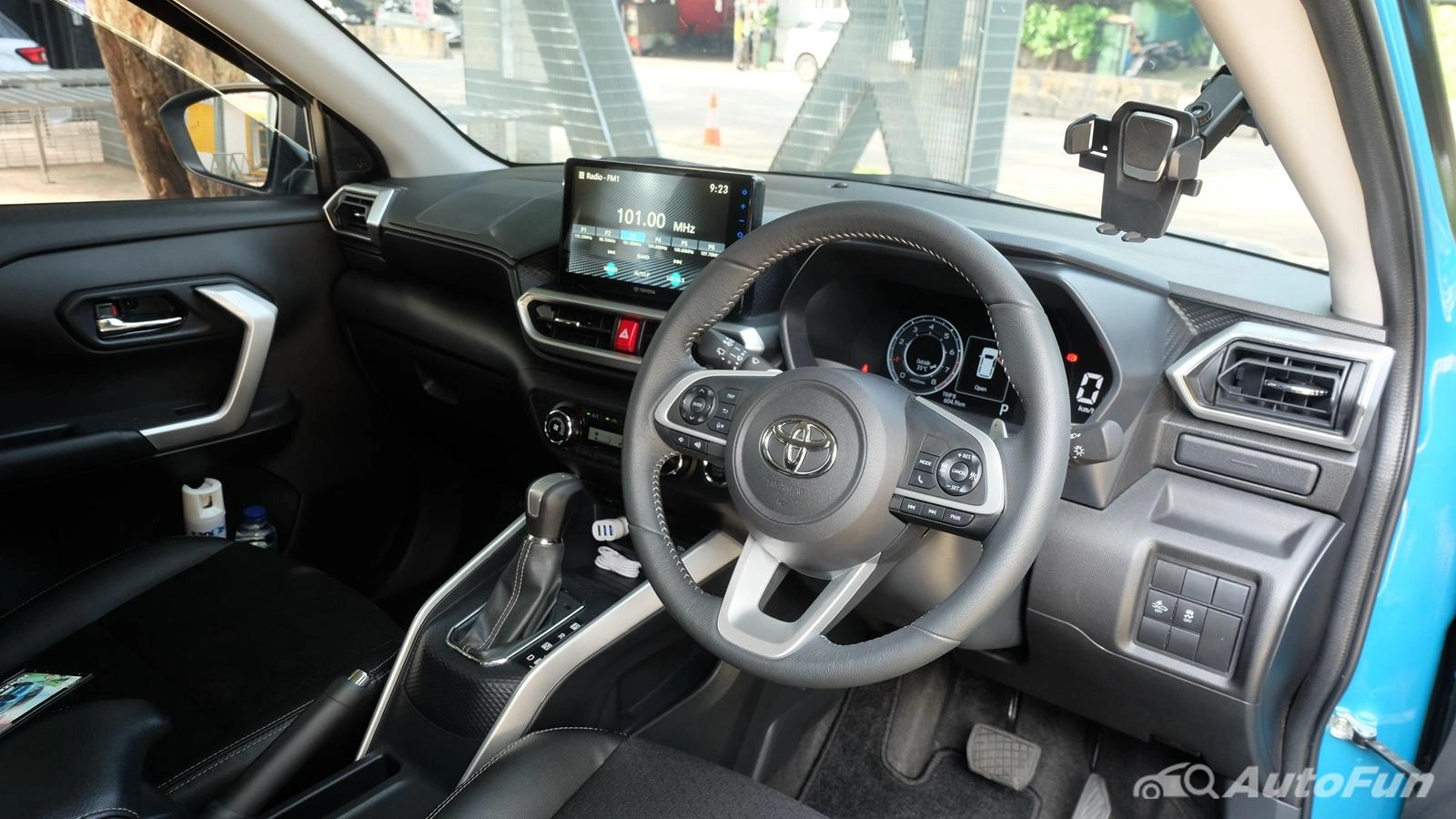 Harga Mobil Bekas Raize 2021 Mulai Turun, Kini Bisa Dibawa Pulang Rp180 Jutaan! interior raize 2021 - Moladin