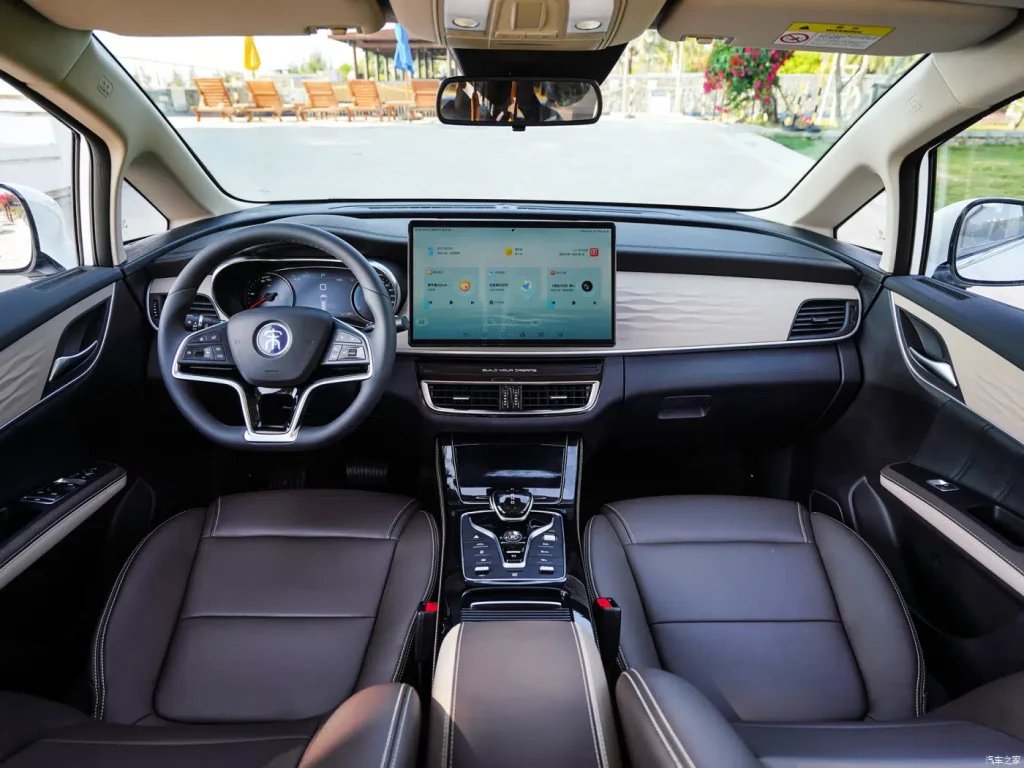 BYD M6 DM Resmi Diperkenalkan, Bisa Jalan Pakai Listrik dan Bensin! kabin BYD M6 DM - Moladin