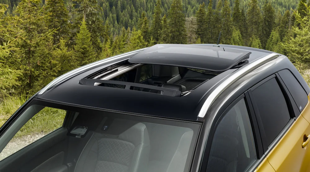 7 Mobil Bekas yang Atapnya Bisa Dibuka, Mulai Rp50 Jutaan Sudah Dapat Sunroof! kelebihan mobil yang atapnya bisa dibuka - Moladin