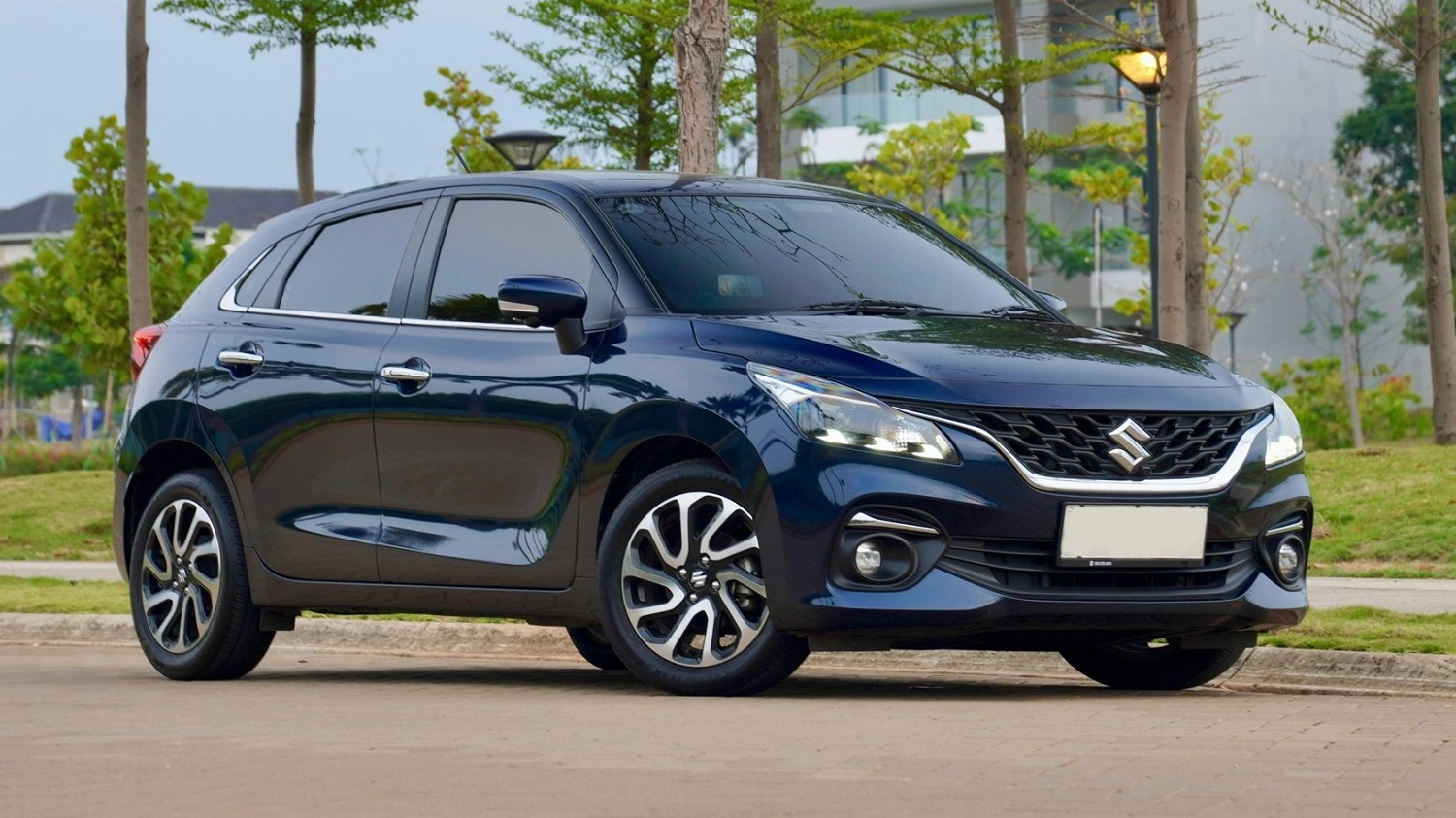 mobil hatchback bekas - Moladin