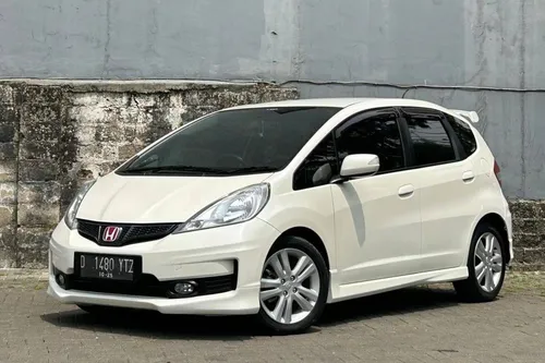 mobil hatchback bekas - Moladin