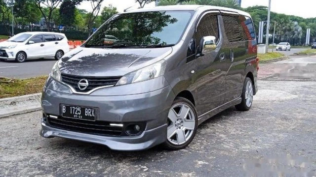 mpv pintu geser bekas - Moladin