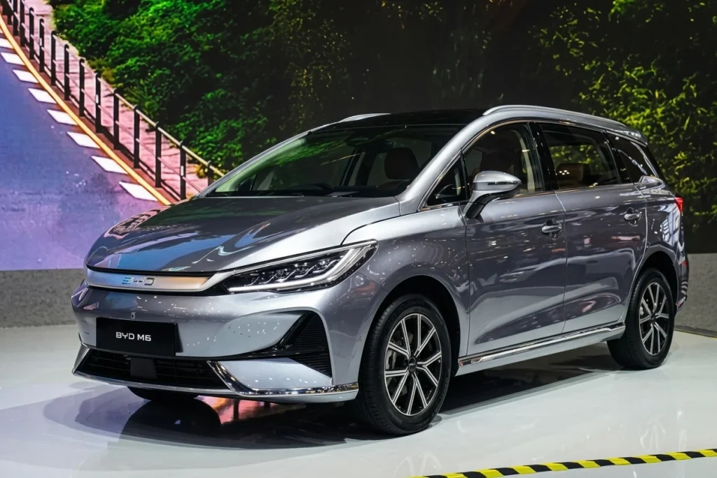 BYD M6 MPV listrik terlaris - Moladin