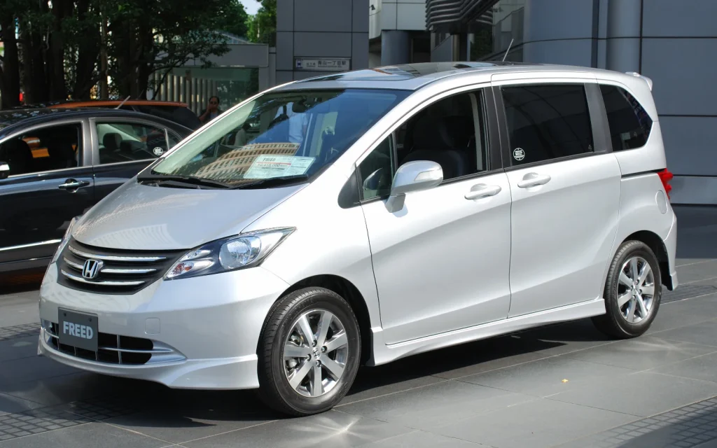 8 Mobil Bekas Nyaman untuk Penumpang Lansia, Kabin Lega & Empuk! Honda Freed mobil bekas nyaman untuk penumpang lansia - Moladin