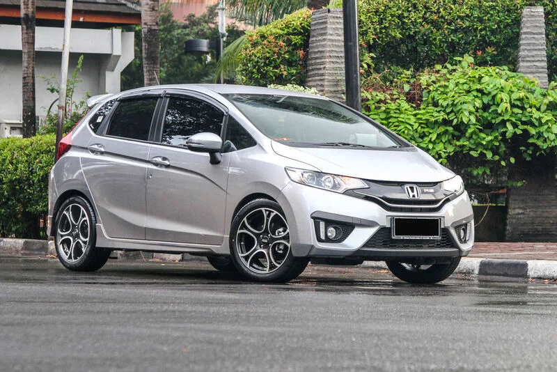 11 Mobil Bekas Murah Fitur Canggih yang Layak Dibeli, Harganya Bersahabat! Honda Jazz RS GK5 mobil bekas murah fitur canggih - Moladin