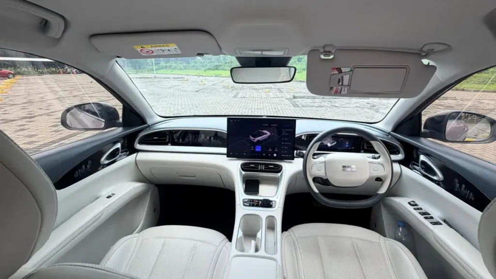 interior byd m6 dm