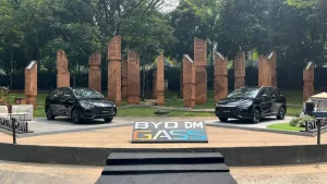 Perbedaan BYD M6 DM Classic dan Cross, Selisih Rp92 Juta Worth It?