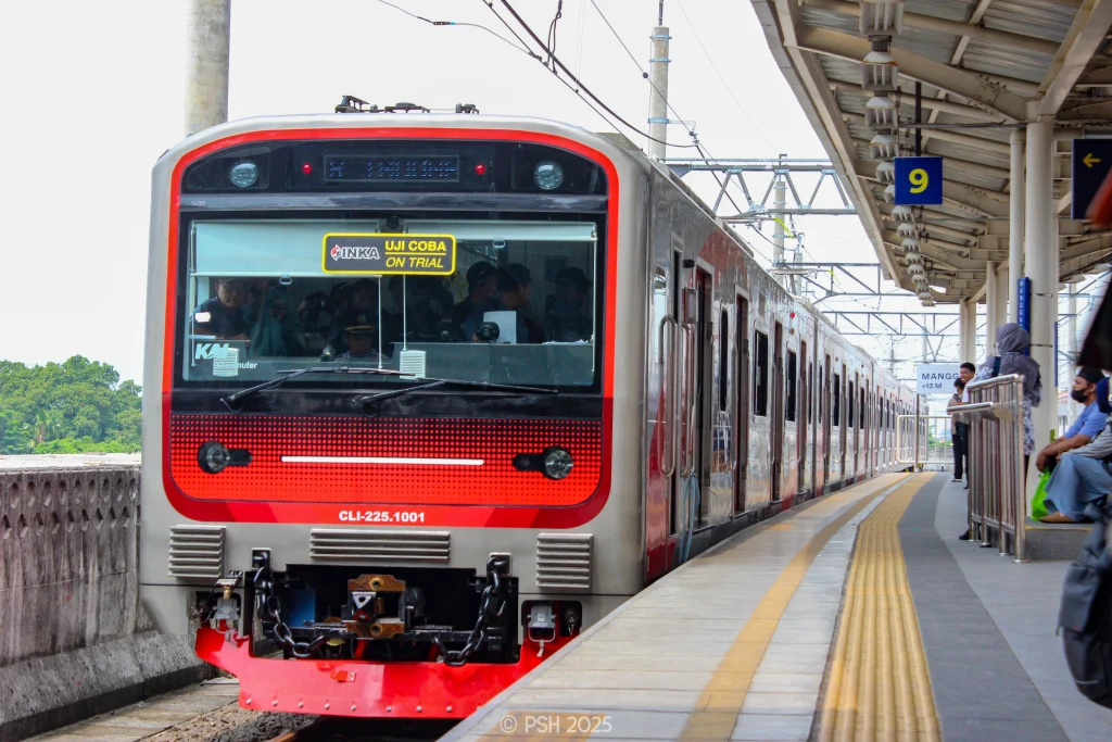 Rute KRL dan TransJakarta Dialihkan Imbas Demo Bundaran HI, Ini Jalur yang Terdampak! rute krl dan transjakarta demo bunderan hi - Moladin