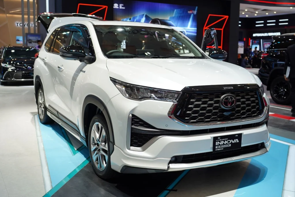 7 Mobil Keluarga untuk Road Trip Terbaik 2026, Nyaman dan Irit BBM! toyota kijang innova zenix hybrid ev - Moladin