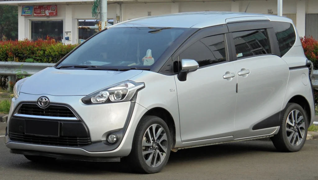 toyota sienta mpv bekas juni - Moladin