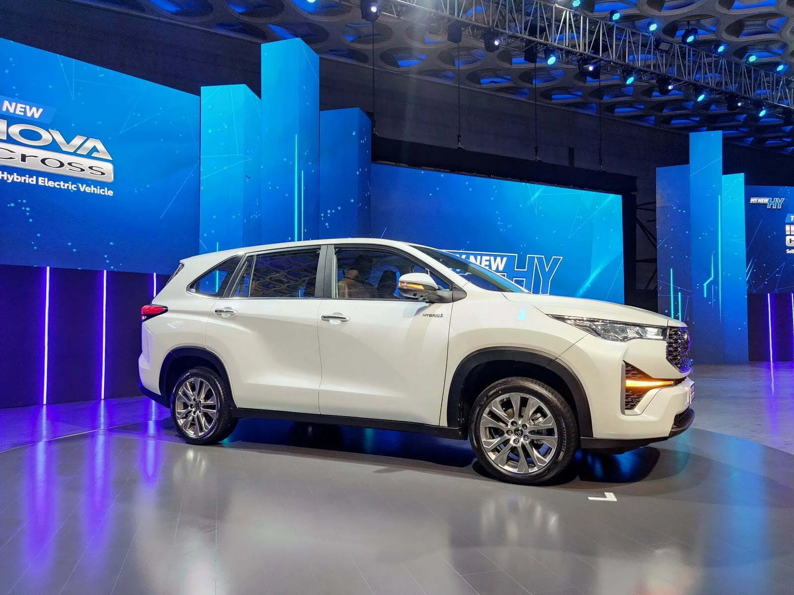 Toyota Siapkan Innova Zenix Facelift 2026: Cek Bocoran Desain, Fitur & Mesin! Toyota Siapkan Innova Zenix Facelift 2026: Cek Bocoran Desain, Fitur & Mesin!