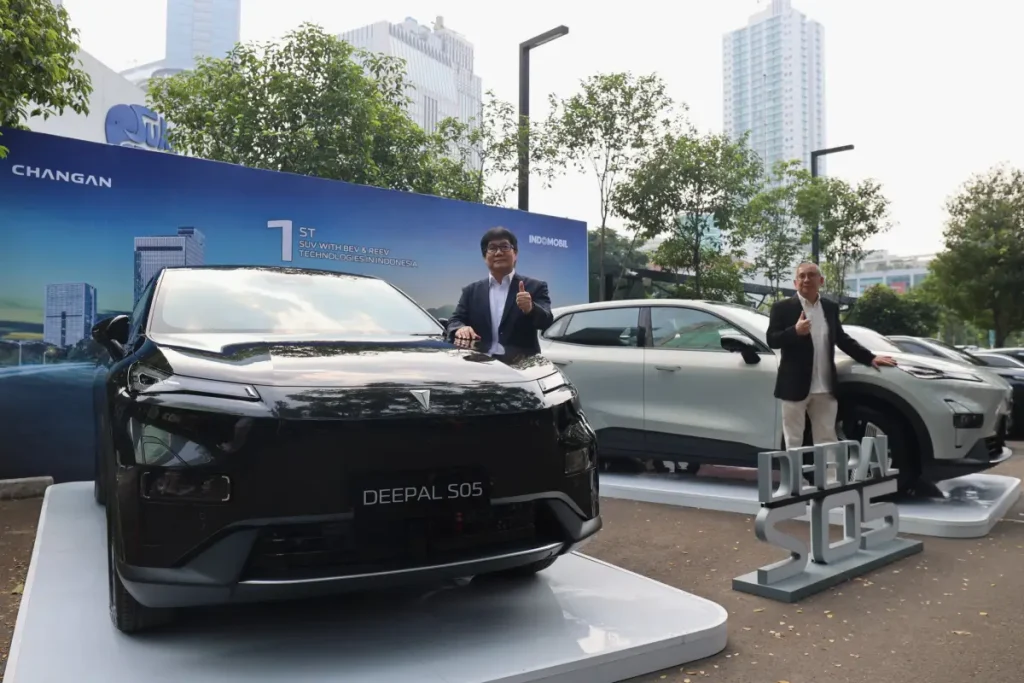 Changan Buka Pre-Book Deepal S05 di Indonesia, Hadir dengan Opsi BEV dan REEV Ki ka Bpk Setiawan CEO Changan Indonesia Bpk Ridjal Mulyadi Head of Marketing