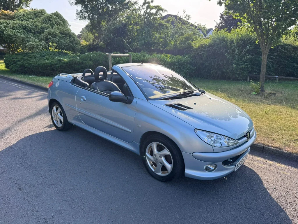 10 Mobil Convertible Bekas Termurah 2026, Harga Mulai Rp70 Jutaan! Peugeot 206 CC mobil convertible bekas termurah - Moladin