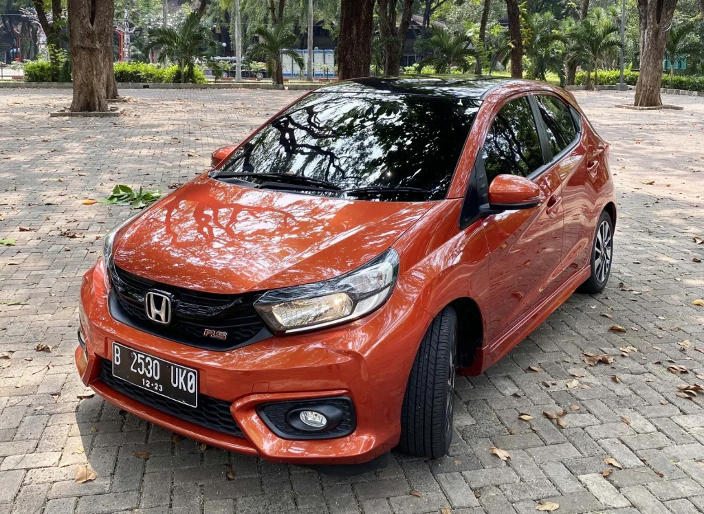 Brio vs Ayla: Mana yang Lebih Worth It? Simak Perbandingan Spek, BBM, dan Harganya honda brio - Moladin