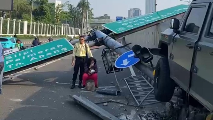 mobil dinas tni tabrak tiang rambu exit tol slipi dok istimewa 1783566710307 169