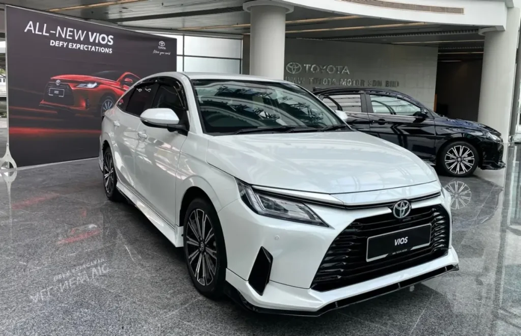 mobil sedan irit bensin - Moladin
