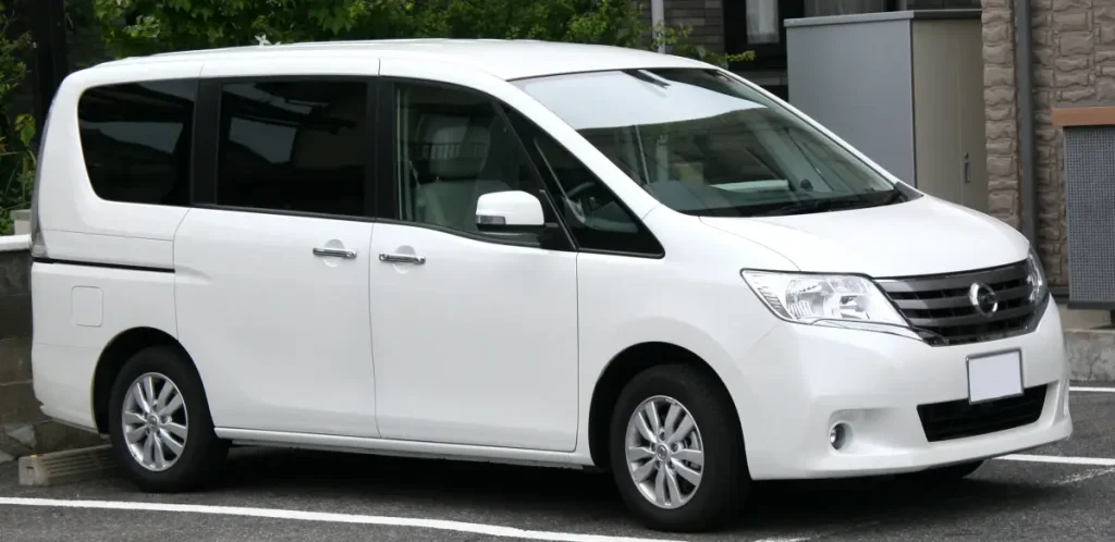 Cari Mobil Keluarga Besar? Cek Harga Nissan Serena C26 Bekas dan Kelebihannya nissan serena samping