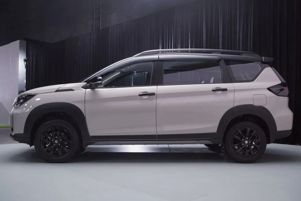 Suzuki XL7 Facelift 2026 Siap Meluncur, Tampilannya Kini Makin Gagah! tampilan samping Suzuki XL7 facelift - Moladin