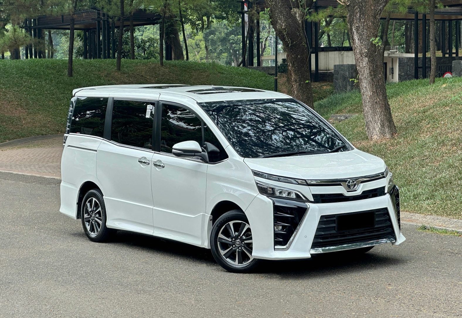 Harga Bekas Toyota Voxy 2017-2022, MPV Premium dengan Captain Seat Nyaman