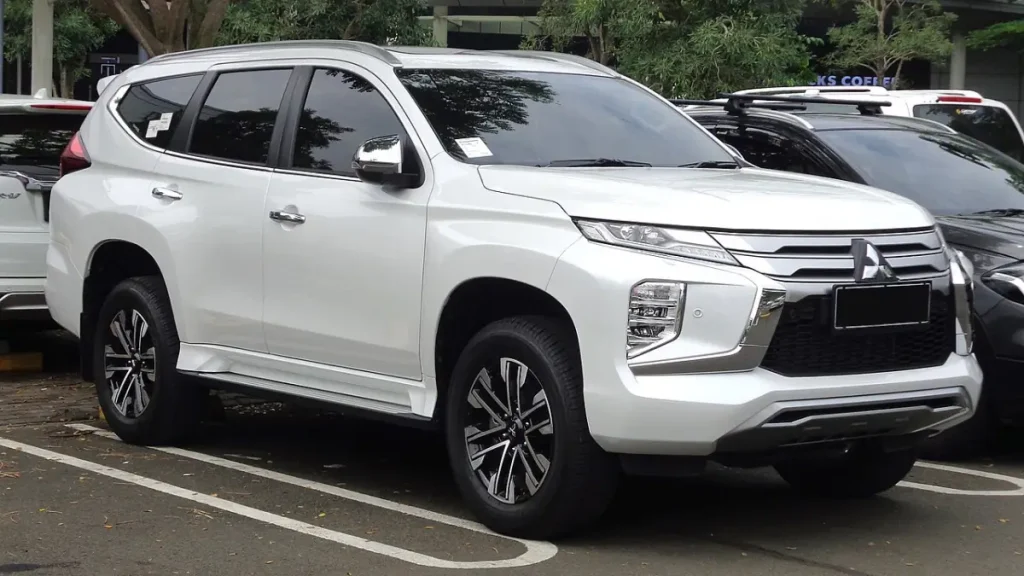 pajero sport dakar 2.4 matik 2021 - Moladin